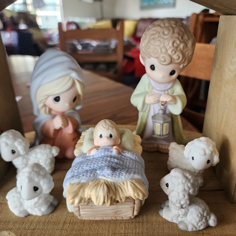 Precious Moments nativity set (8 pc)